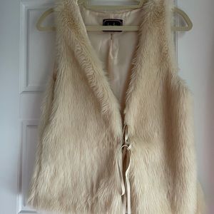 Very comfy fur vest with tie that can be detached.